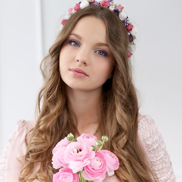 Free photo beautiful woman with flowers