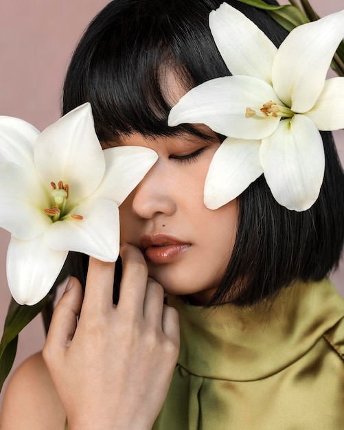 Foto gratuita bella donna con fiori