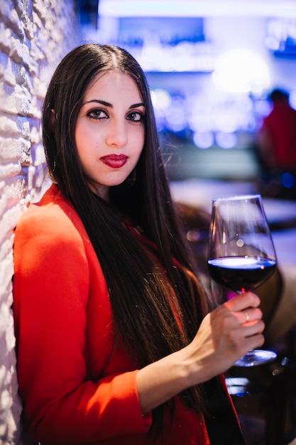 ワインのガラスを持つ美しい女性