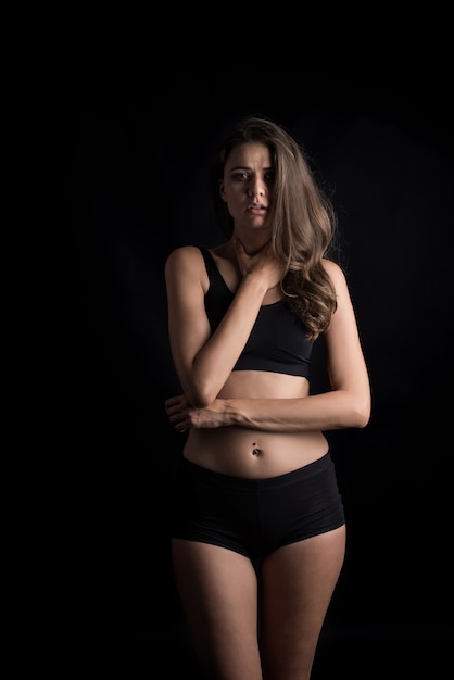 Bella donna con corpo sano su sfondo nero