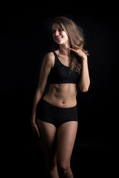 Free photo beautiful woman with healthy body on black background