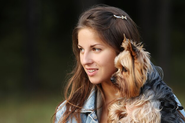 彼女のかわいい犬と美しい女性