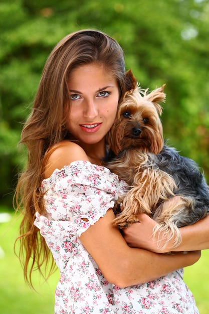 Foto gratuita bella donna con il suo simpatico cane