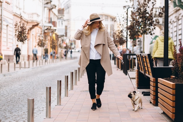 Foto gratuita bella donna con il suo cane