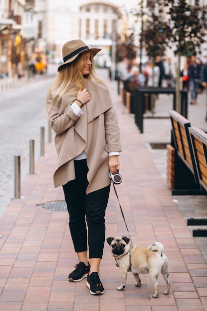 彼女の犬と美しい女性