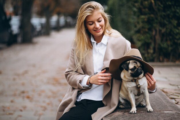 彼女の犬と美しい女性