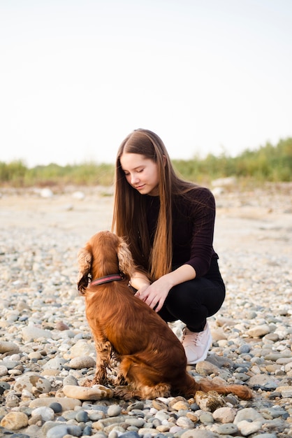 無料写真 彼女の子犬と美しい女性