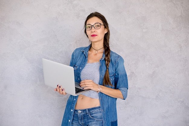 Bella donna con laptop