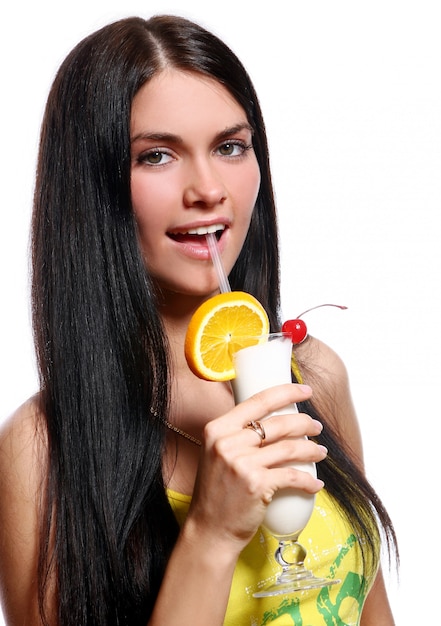 Красивая женщина с коктейлем молочный коктейль
