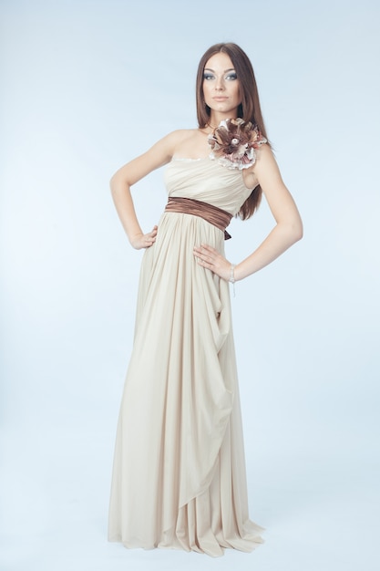 무료 사진 현대적인 드레스와 아름 다운 여자