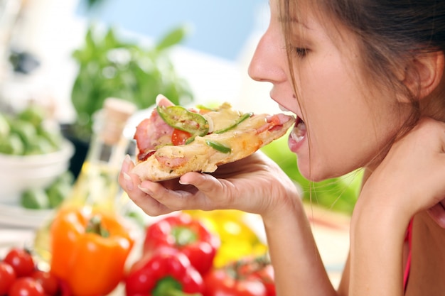 Free photo beautiful woman with pizza