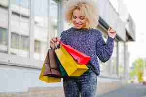 Free photo beautiful woman with shopping bags