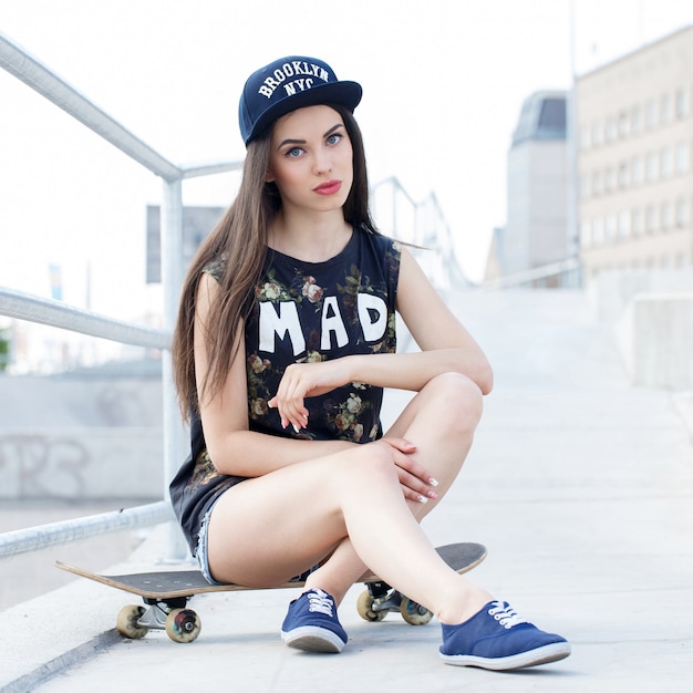 Foto gratuita bella donna con skateboard