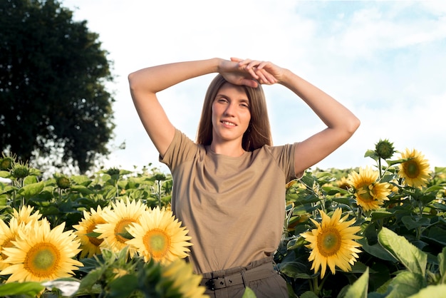 Foto gratuita bella donna con girasole