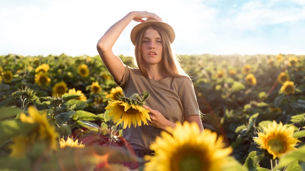 Bella donna con girasole