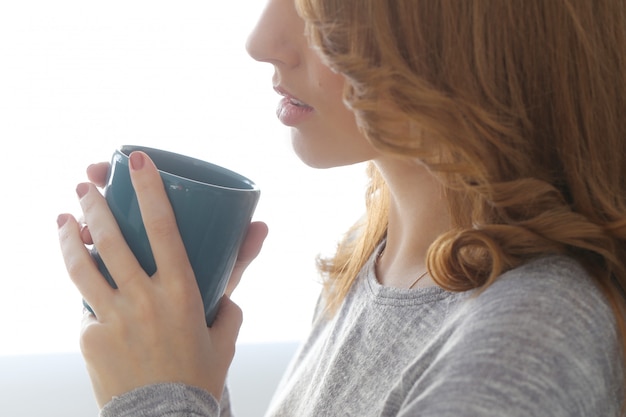 Foto gratuita bella donna con una tazza di tè