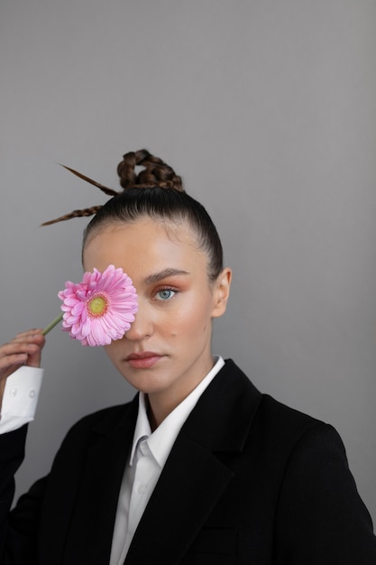 Foto gratuita bella donna con acconciatura alla moda