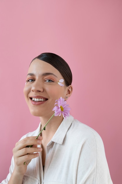 Foto gratuita bella donna con acconciatura alla moda