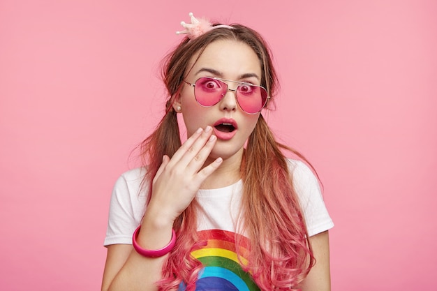 Foto gratuita bella donna con occhiali da sole rosa alla moda