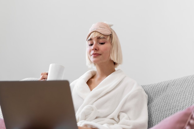 Foto gratuita bella donna che lavora dopo essersi svegliata dal sonno