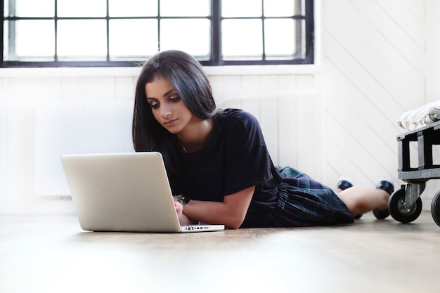 그녀의 노트북에서 일하는 아름 다운 여자