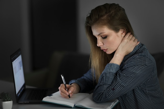 Free photo beautiful woman working on laptop