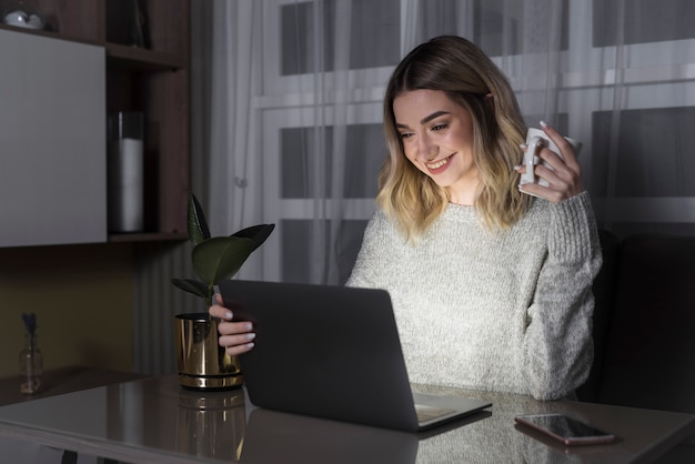 Free photo beautiful woman working at night