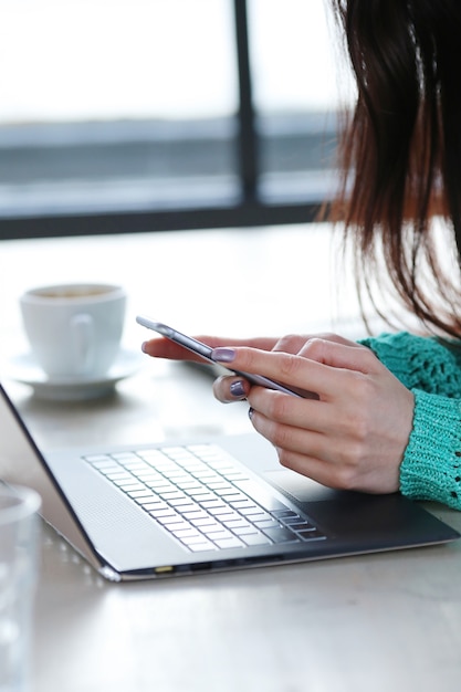 Foto gratuita bella donna sul posto di lavoro