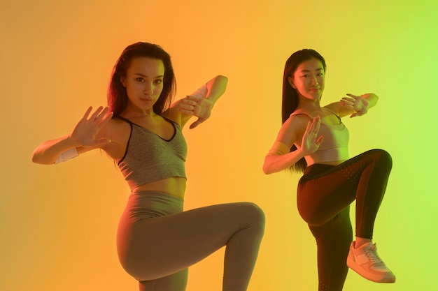 Foto gratuita belle donne che si divertono a zumba