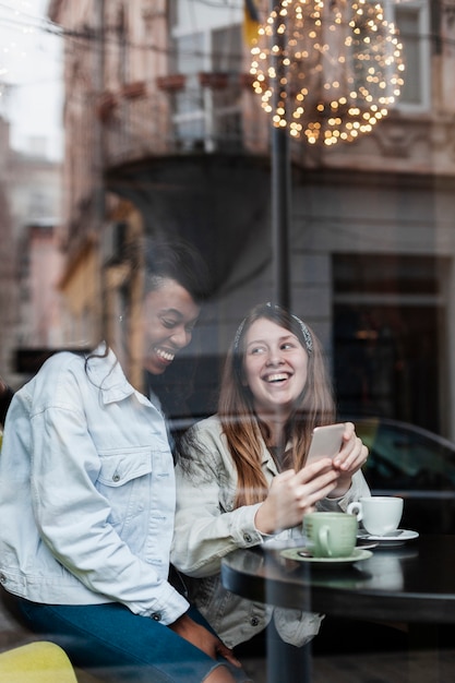 Foto gratuita belle donne che ridono insieme colpo medio