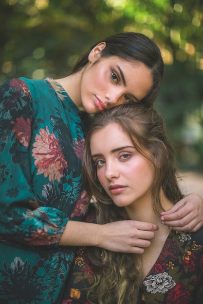 Belle donne che esaminano il primo piano della macchina fotografica