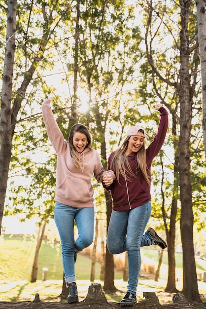 Foto gratuita belle donne che posano rispecchiando posa