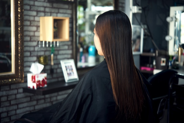 Taglio di capelli da donna bella