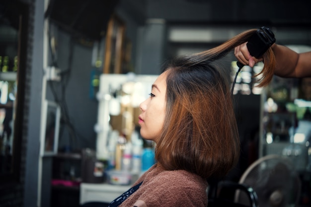 Taglio di capelli da donna bella