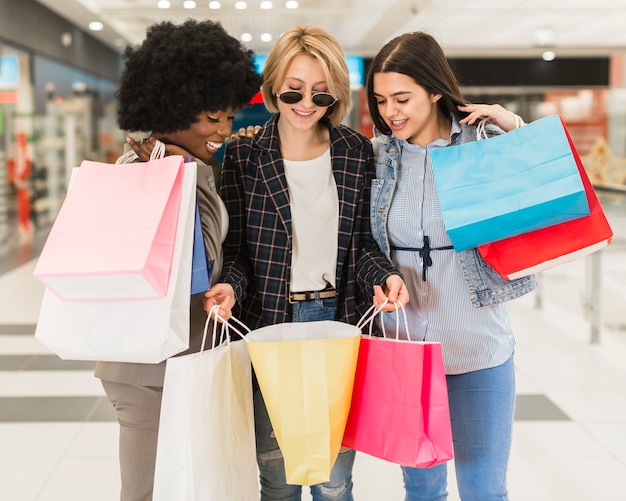 Foto gratuita belle donne lo shopping insieme