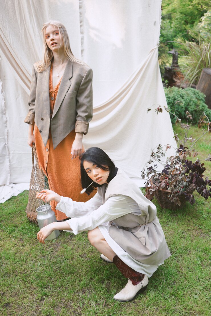 免費 Photo 美麗的女人站在花園裡和坐在花園裡.
