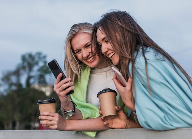 Belle donne che prendono un selfie con il telefono