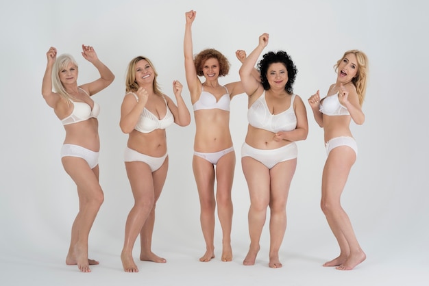 Foto gratuita belle donne che indossano lingerie e si sentono a proprio agio