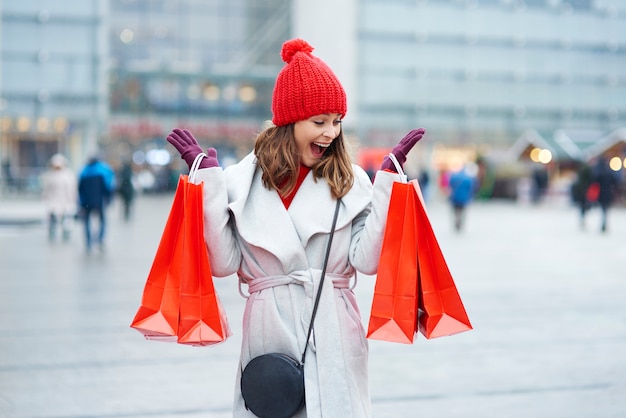 無料写真 冬の買い物中にバッグを持つ美しい女性