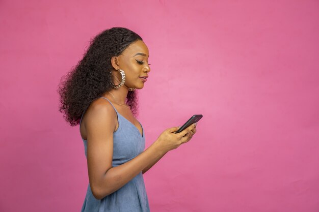 彼女の携帯電話を使用して美しい若いアフリカの女性
