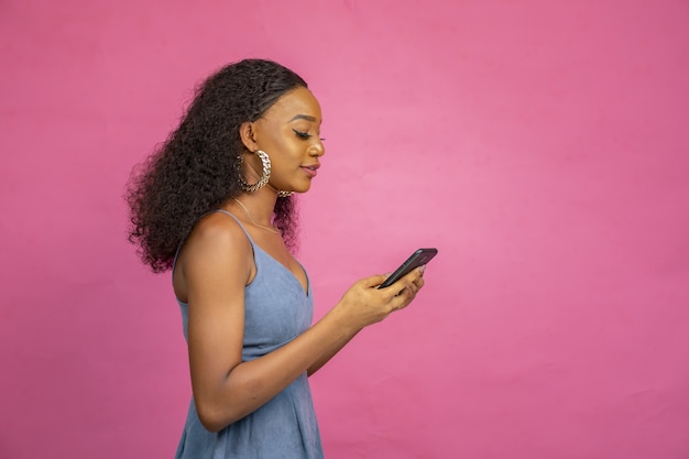 휴대 전화를 사용하는 아름다운 젊은 아프리카 여성