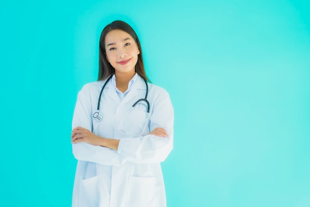 청진기를 가진 아름 다운 젊은 아시아 의사 여자