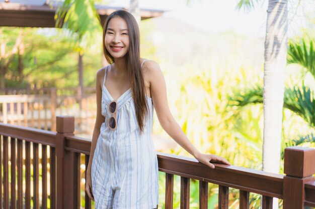 美しい若いアジア女性幸せな笑顔のライフスタイル