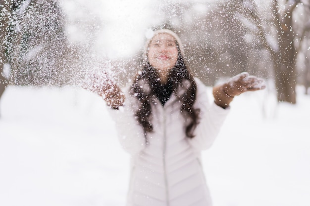 아름 다운 젊은 아시아 여자 눈 겨울 시즌 여행 행복 미소