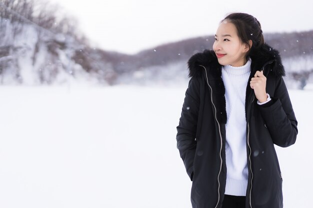 아름 다운 젊은 아시아 여자 눈 겨울 시즌 여행 행복 미소