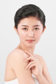 清潔​で​新鮮な​肌​、​フェイス​ケア​、​フェイシャルトリートメント​、​美容​、​美容​の​美しい​若い​アジア​の​女性​。