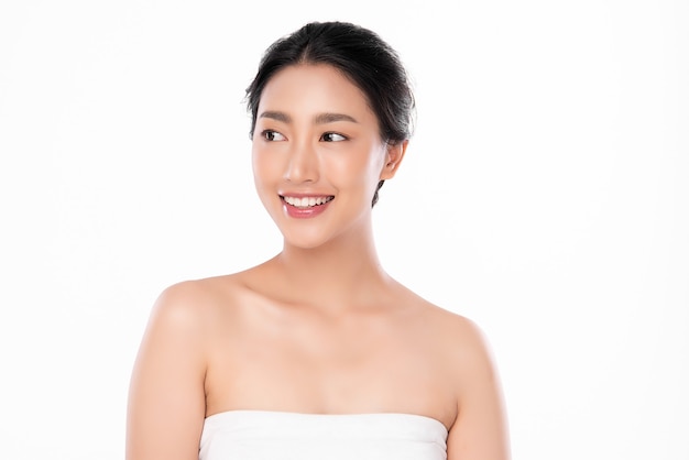 白い​背景​、​フェイス​ケア​、​フェイシャルトリートメント​、​美容​、​美容​と​スパ​、​アジア​の​女性​の​肖像画​に​きれいな​新鮮な​肌​を​持つ​美しい​若い​アジア​の​女性