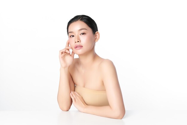 白い背景、フェイスケア、フェイシャルトリートメント、美容、美容とスパ、アジアの女性の肖像画にきれいな新鮮な肌を持つ美しい若いアジアの女性。