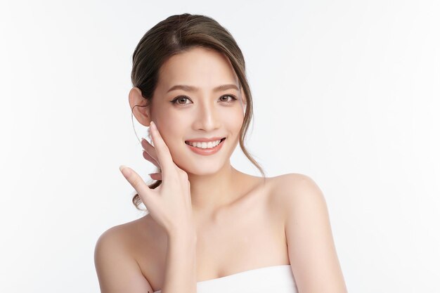 白い背景のきれいな新鮮な肌を持つ美しい若いアジアの女性フェイスケアフェイシャルトリートメント美容美容とスパアジアの女性の肖像画 Premium写真