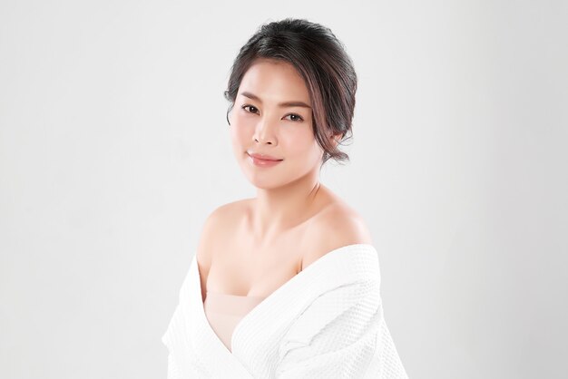 白地​に​きれいな​新鮮な​肌​を​持つ​美しい​若い​アジア​の​女性